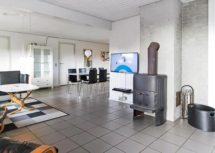 Spacious And Well Furnished Pool House - Sj170 Harboor